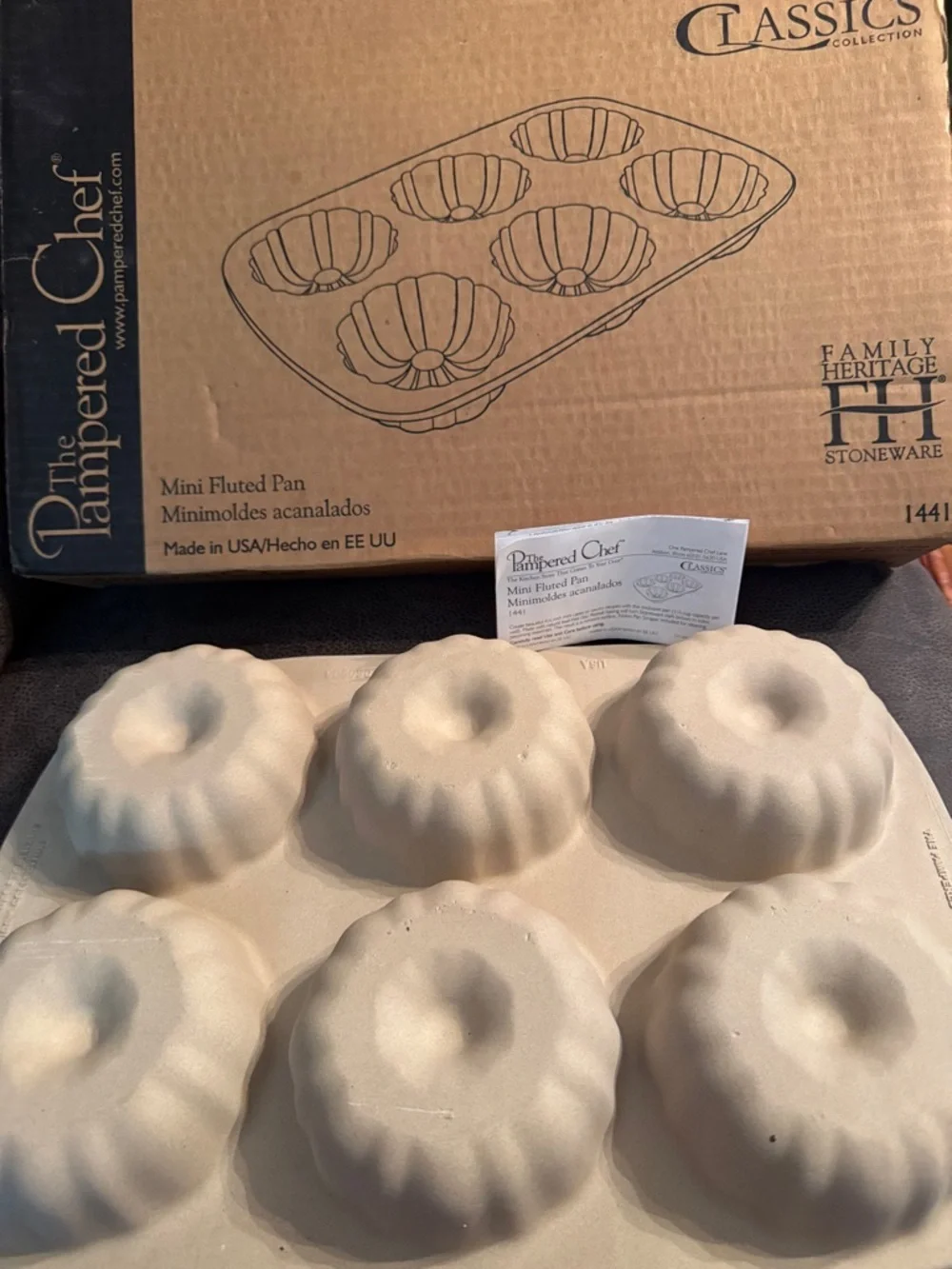 NIB - Pampered Chef Stoneware Mini Fluted Bundtcake Pan 1441